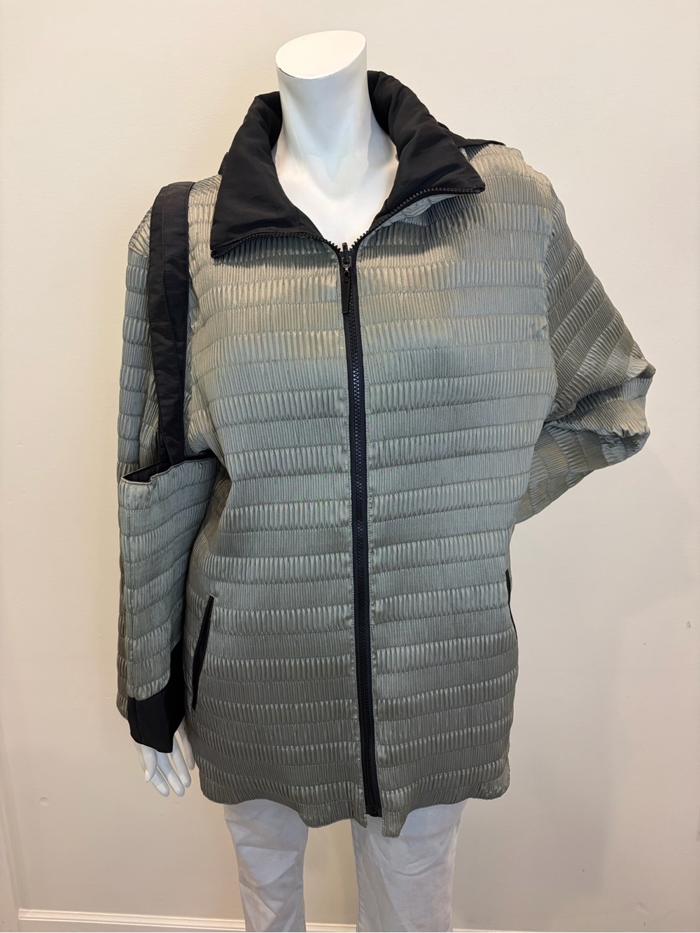 NWT MYCRA PAC ONE Reversible Black & Gray Raincoat with Matching Bag